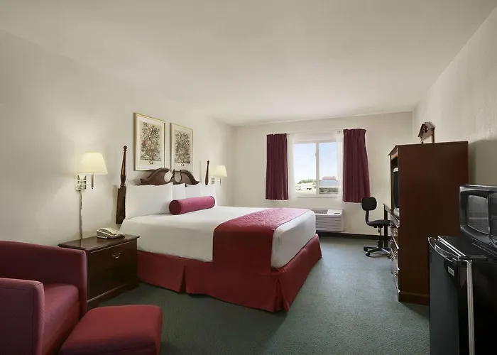 Days Inn & Suites By Wyndham Romeoville